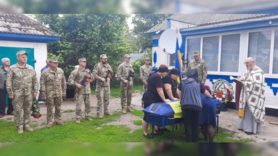 Прощання з Віталієм Скрипченком в селі Озеряни на Чернігівщині Прощання з Віталієм Скрипченком в селі Озеряни на Чернігівщині