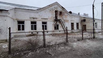 Пошкоджені будівлі, газогін та лінія електропередач: прикордонні громади Сумщини обстрілювали з території РФ Пошкоджені будівлі, газогін та лінія електропередач: прикордонні громади Сумщини обстрілювали з території РФ
