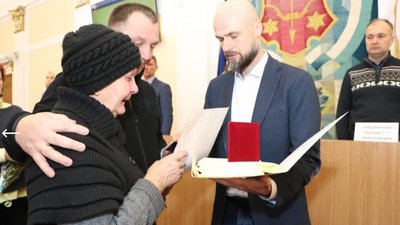У Полтаві передали нагороди родинам двох загиблих воїнів У Полтаві передали нагороди родинам двох загиблих воїнів
