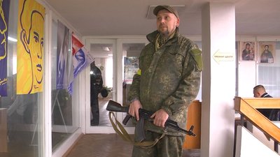 У Луцьку цивільних навчають як не панікувати і тримати зброю у руках У Луцьку цивільних навчають як не панікувати і тримати зброю у руках