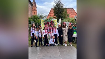 Переселенка виготовляє у Німеччині патріотичні браслети Переселенка виготовляє у Німеччині патріотичні браслети
