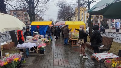 Вартість святкового букета на квітковому ринку у Черкасах