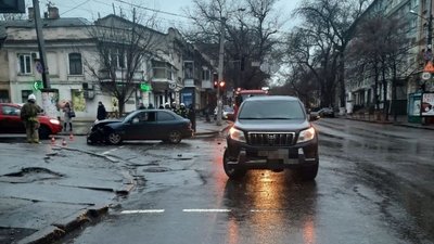 ДТП в Одесі: одна з автівок спалахнула, є травмовані ДТП в Одесі: одна з автівок спалахнула, є травмовані