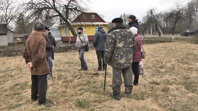 Жінки приїхали за тисячу кілометрів, щоб відстояти право спадщини на волинській землі Жінки приїхали за тисячу кілометрів, щоб відстояти право спадщини на волинській землі