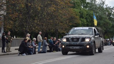 Живий коридор для героїв. У Вознесенську, що на Миколаївщині, вшанували пам'ять загиблих Живий коридор для героїв. У Вознесенську, що на Миколаївщині, вшанували пам'ять загиблих