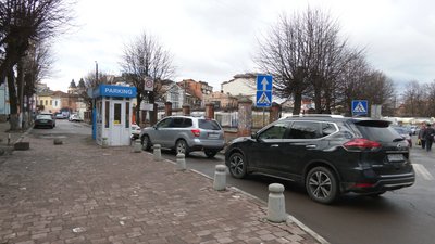 У чому проблема приватних паркінгів у Франківську та де і коли планують облаштувати комунальні