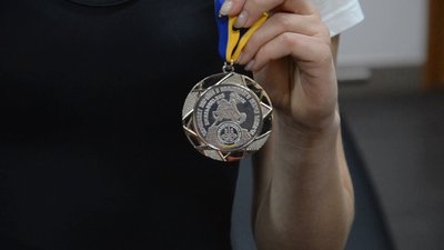 Спортсменка малює картини і займається пауерліфтингом Спортсменка малює картини і займається пауерліфтингом