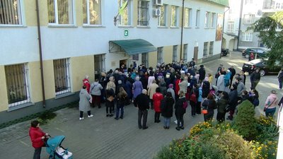 У Луцьку – черги переселенців за виплатами від благодійників У Луцьку – черги переселенців за виплатами від благодійників