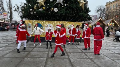 Флешмоб Сант та його помічників. У Чернівцях відбулась благодійна акція