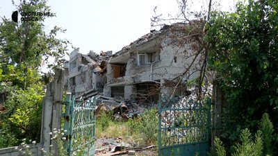 Зруйнована школа у селищі Нескучне на Донеччині Зруйнована школа у селищі Нескучне на Донеччині
