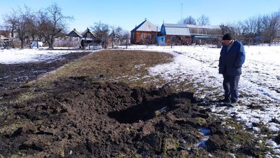 Снаряд — на город ветеранки, пошкоджені будинки і бізнес: що вчиняли солдати РФ у селі на Сумщині Снаряд — на город ветеранки, пошкоджені будинки і бізнес: що вчиняли солдати РФ у селі на Сумщині