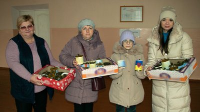 На Вінничичні школярі передали бійцям Нацгвардії окопні свічки На Вінничичні школярі передали бійцям Нацгвардії окопні свічки
