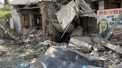 "Вибух, оглушило, туман. Бігом шукаю дитину, а знайти не можу": очевидці про обстріл середмістя Херсона "Вибух, оглушило, туман. Бігом шукаю дитину, а знайти не можу": очевидці про обстріл середмістя Херсона