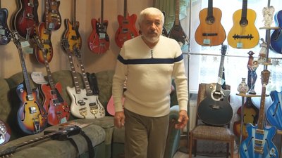 Вінничанин колекціонує понад сотню ексклюзивних гітар Вінничанин колекціонує понад сотню ексклюзивних гітар