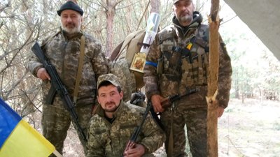 Військовий Мар'ян з побратимами Військовий Мар'ян з побратимами