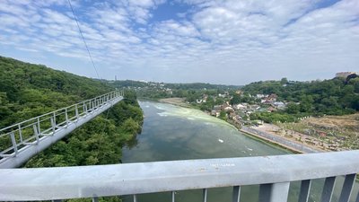 Плями на поверхні річки Тетерів – житомирські екологи взяли проби води Плями на поверхні річки Тетерів – житомирські екологи взяли проби води