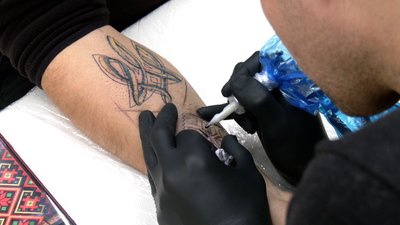 Тризуб, надпис та вказівник: рівняни б'ють патріотичні тату для підняття бойового духу Тризуб, надпис та вказівник: рівняни б'ють патріотичні тату для підняття бойового духу