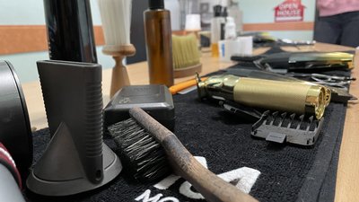 До перемоги: у Харкові барбер безкоштовно стриже військових До перемоги: у Харкові барбер безкоштовно стриже військових