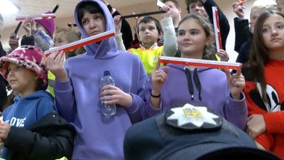 Проєкт "Світлодіти": переселенців і школярів Рівного забезпечують світловідбивними елементами