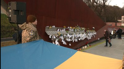 На меморіалі Героїв Небесної Сотні запалили лампадки та засвітили промені