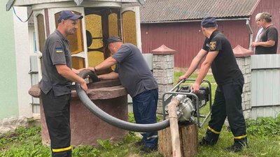 У селі на Тернопільщині після паводку підтопило криниці У селі на Тернопільщині після паводку підтопило криниці