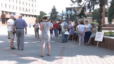 "Не знає колективу": у селі на Франківщині вимагають переобрати директорку школи