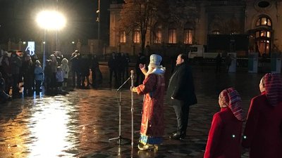 Нова традиція. У Києві засвітили 14-метрову парламентську ялинку Нова традиція. У Києві засвітили 14-метрову парламентську ялинку