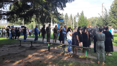 Покинув все і пішов на фронт добровольцем – у Житомирі попрощалися із загиблим військовим Віктором Перепелицею Покинув все і пішов на фронт добровольцем – у Житомирі попрощалися із загиблим військовим Віктором Перепелицею