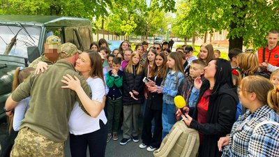 11-річна вінничанка зібрала гроші, придбала та передали автомобіль для ЗСУ 11-річна вінничанка зібрала гроші, придбала та передали автомобіль для ЗСУ