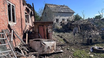 Пошкоджені приватні будинки внаслідок російського удару по Ізюму