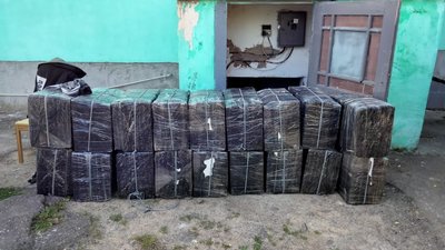 25 ящиків сигарет виявили закарпатські прикордонники поблизу кордону з Румунією 25 ящиків сигарет виявили закарпатські прикордонники поблизу кордону з Румунією