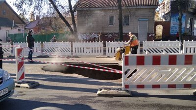 У Житомирі на Великій Бердичівській латають труби у проваллі, в яке втрапив маршрутний автобус У Житомирі на Великій Бердичівській латають труби у проваллі, в яке втрапив маршрутний автобус