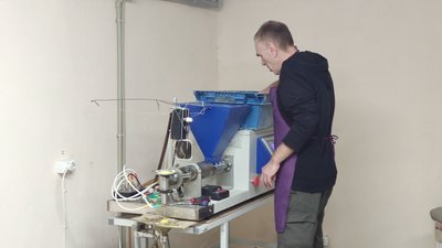 У Тернополі харківський винахідник робить свічки для храму на власному обладнанні У Тернополі харківський винахідник робить свічки для храму на власному обладнанні