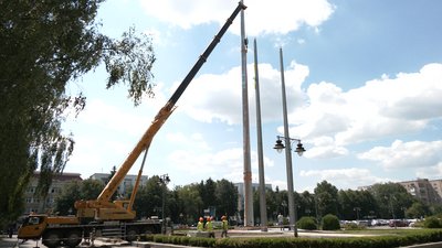 У Рівному встановили 50-метровий флагшток У Рівному встановили 50-метровий флагшток