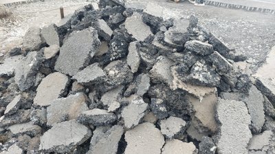 Під Харковом ремонтують дорогу після ракетного удару РФ 8 травня ввечері, гора асфальту
