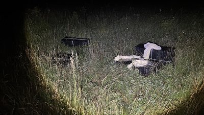 Пакунки з тютюновими виробами виявили прикордонники поблизу автомобіля з контрабандними сигаретами, який покинули невідомі, на кордоні з Румунією Пакунки з тютюновими виробами виявили прикордонники поблизу автомобіля з контрабандними сигаретами, який покинули невідомі, на кордоні з Румунією