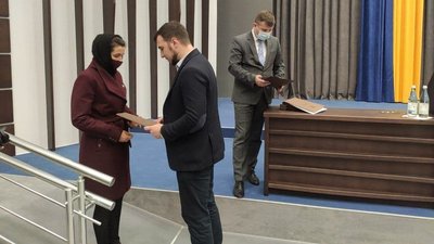 Родинам загиблих учасників АТО/ООС із Тернопільщини вручили сертифікати на житло