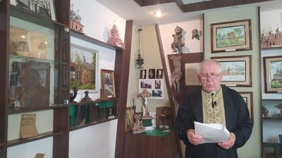 Анатолій Дуда в одній із зал музею "Лемківське село" Анатолій Дуда в одній із зал музею "Лемківське село"