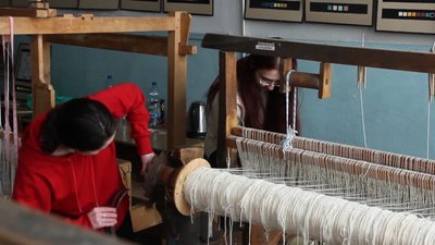 На Гуцульщині основи для маскувальних сіток виготовляють на старовинних верстатах На Гуцульщині основи для маскувальних сіток виготовляють на старовинних верстатах