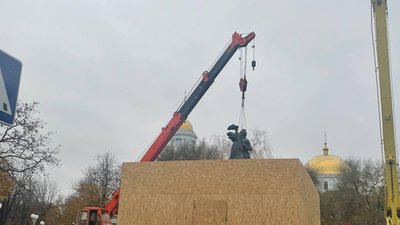В Ізмаїлі на Одещині демонтують пам'ятник Суворову В Ізмаїлі на Одещині демонтують пам'ятник Суворову