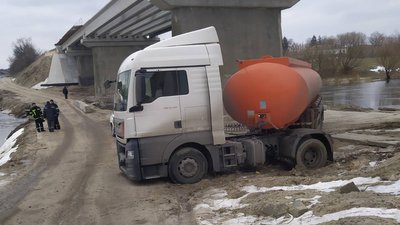 На Житомирщині рятувальники витягнули дві вантажівки, які буксували на бездоріжжі