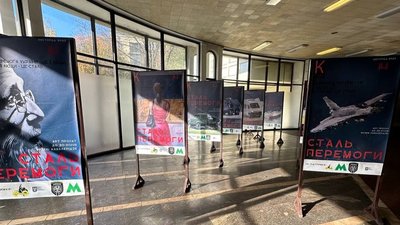 У Києві на станції метро "Золоті ворота" відкрилась виставка "Сталь Перемоги" У Києві на станції метро "Золоті ворота" відкрилась виставка "Сталь Перемоги"