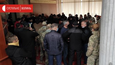 "Хай включається в роботу". Волиняни влаштували акцію під Волинською ОДА "Хай включається в роботу". Волиняни влаштували акцію під Волинською ОДА