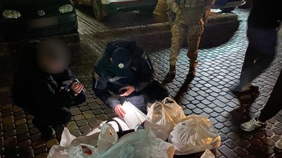 Вимагали у подружжя понад 200 тис. доларів вигаданого боргу: на Вінниччині затримали озброєних чоловіків Вимагали у подружжя понад 200 тис. доларів вигаданого боргу: на Вінниччині затримали озброєних чоловіків