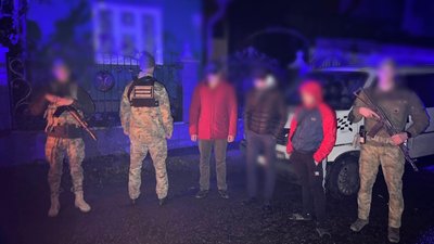 На Закарпатті затримали 25 людей, які намагались незаконно перетнути кордон На Закарпатті затримали 25 людей, які намагались незаконно перетнути кордон