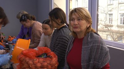 Як волонтери Херсонського хабу в Івано-Франківську готують сухий борщ на фронт Як волонтери Херсонського хабу в Івано-Франківську готують сухий борщ на фронт