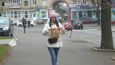 Паперові чи поліетиленові: як вирішується у Хмельницькому питання пакетів