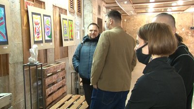 Черкаський митець презентував виставку абстрактних робіт "Відносне"