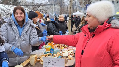Харчі, одяг, обігрівачі: на місці ракетного удару в Дніпрі працюють волонтери. Як допомогти Харчі, одяг, обігрівачі: на місці ракетного удару в Дніпрі працюють волонтери. Як допомогти