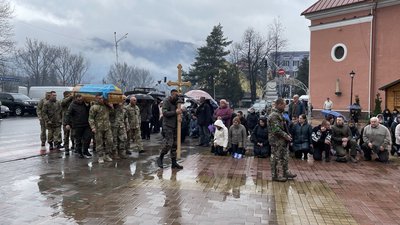 Проводжали навколішки: на Закарпатті попрощалися із загиблим на війні Іваном Морочилом Проводжали навколішки: на Закарпатті попрощалися із загиблим на війні Іваном Морочилом